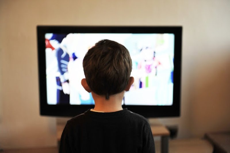 Jak oglądanie telewizji wpływa na rozwój dziecka?